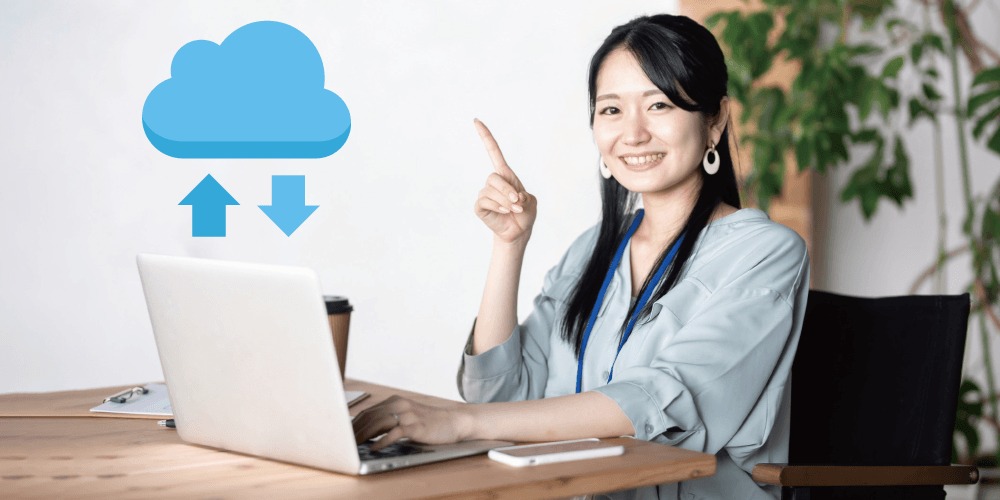 クラウドサービスを説明する女性