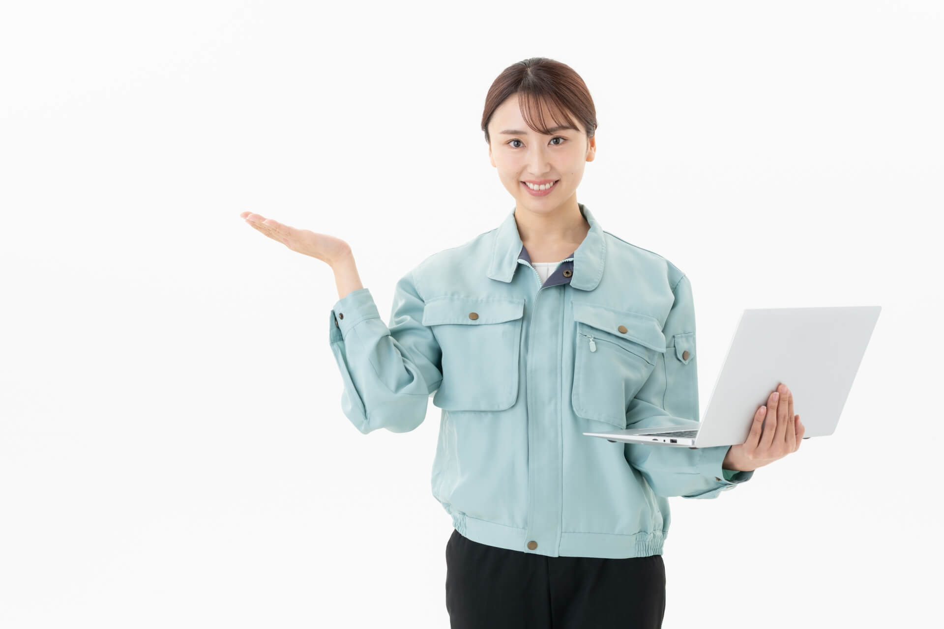 現場でノートパソコンを持つ作業員